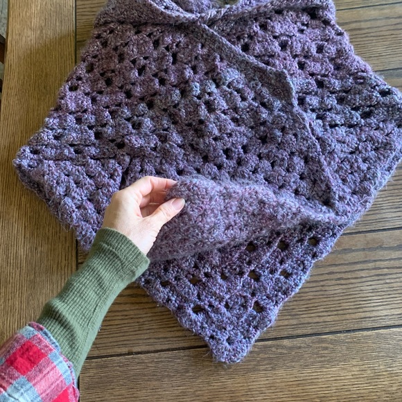 Handmade cape/shawl with generous hood - Picture 8 of 9